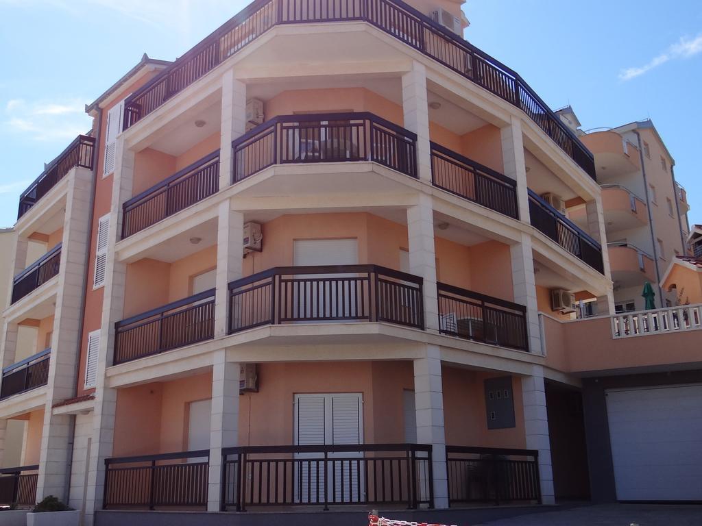 Vila Lola Apartmani โตรกีร์ ภายนอก รูปภาพ