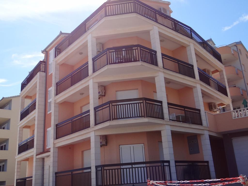 Vila Lola Apartmani โตรกีร์ ภายนอก รูปภาพ
