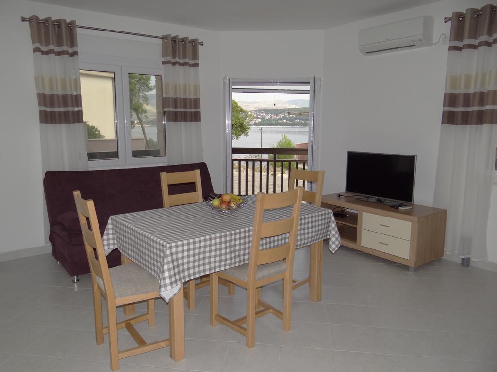Vila Lola Apartmani โตรกีร์ ภายนอก รูปภาพ