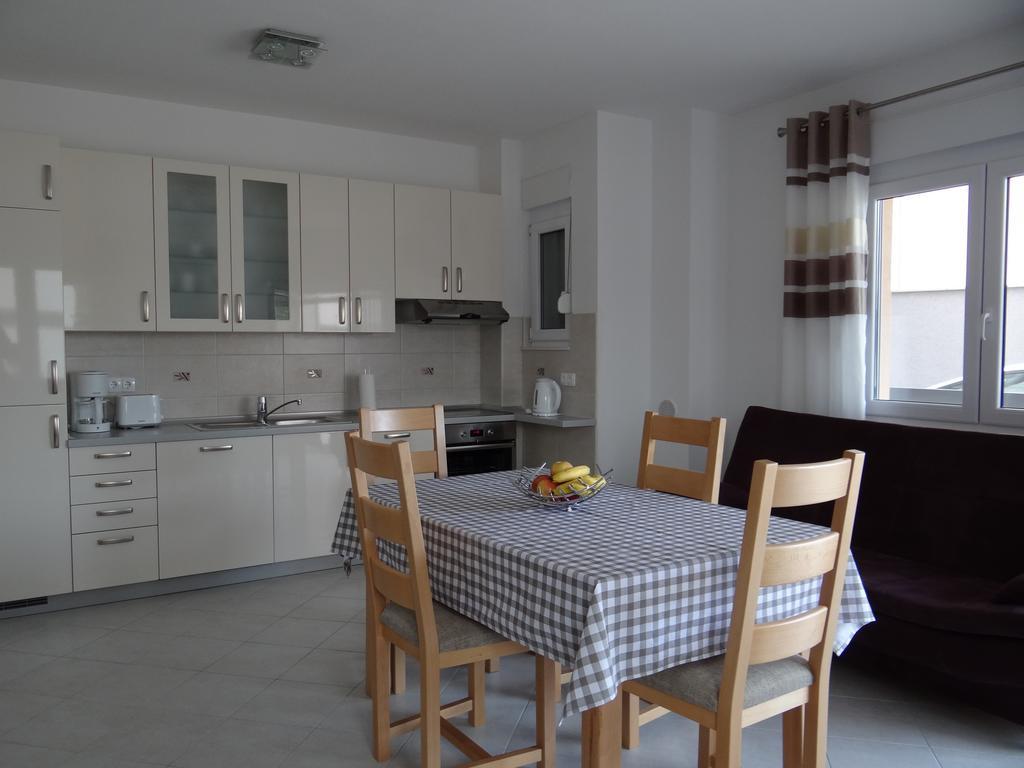 Vila Lola Apartmani โตรกีร์ ภายนอก รูปภาพ