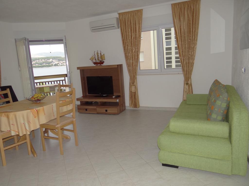 Vila Lola Apartmani โตรกีร์ ภายนอก รูปภาพ