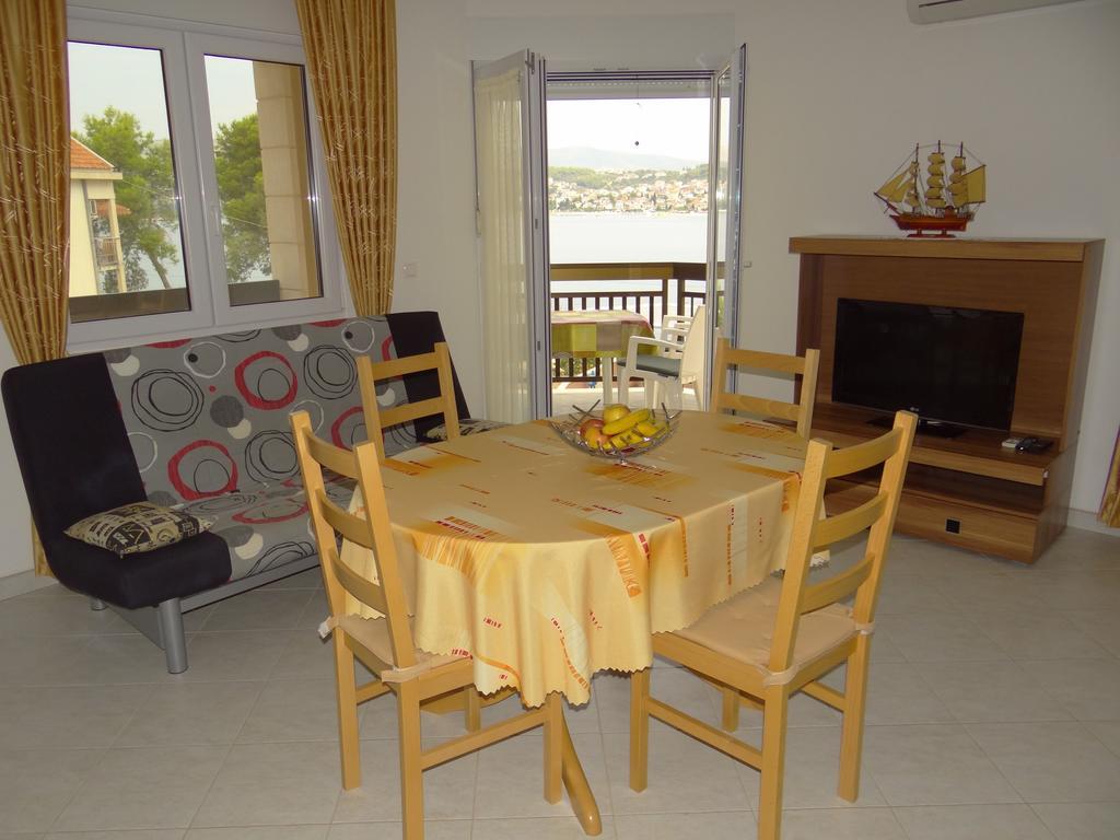 Vila Lola Apartmani โตรกีร์ ภายนอก รูปภาพ