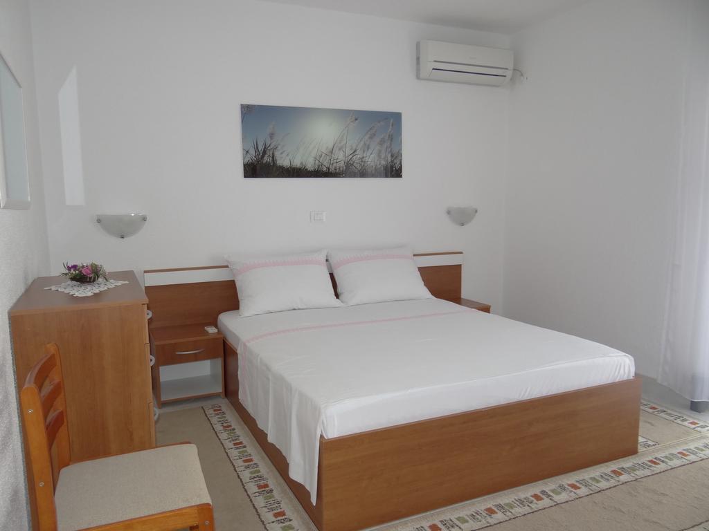 Vila Lola Apartmani โตรกีร์ ภายนอก รูปภาพ