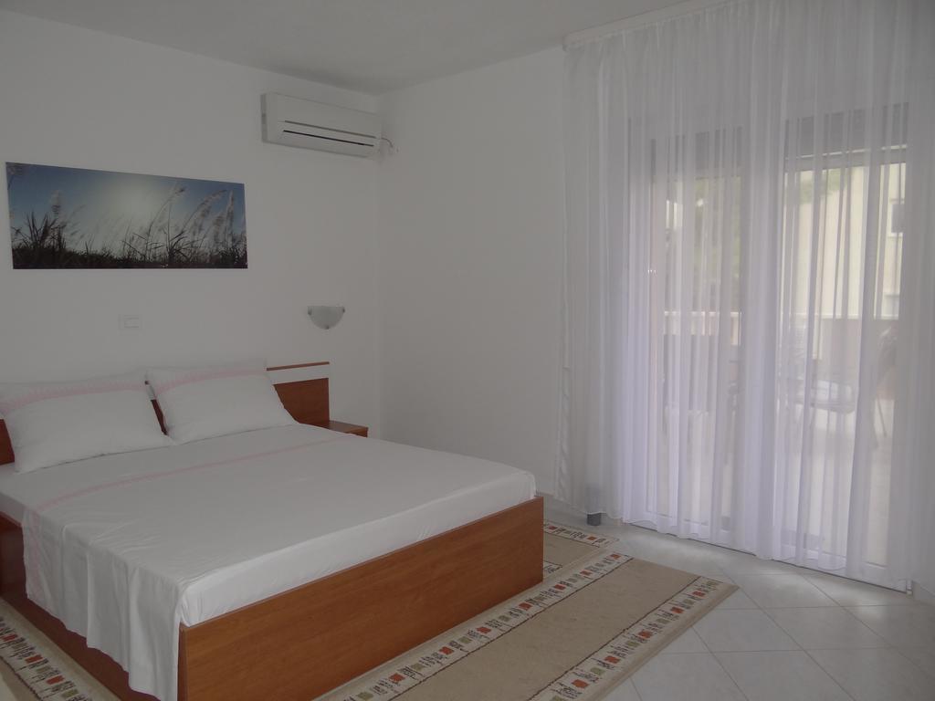 Vila Lola Apartmani โตรกีร์ ภายนอก รูปภาพ
