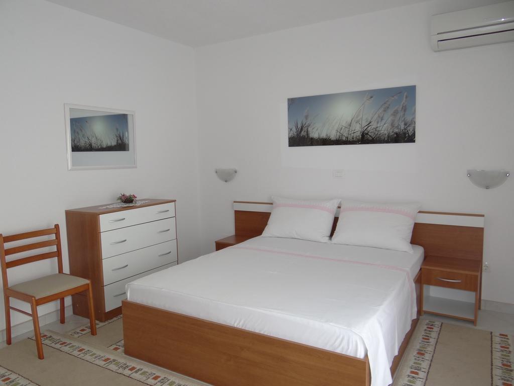 Vila Lola Apartmani โตรกีร์ ภายนอก รูปภาพ