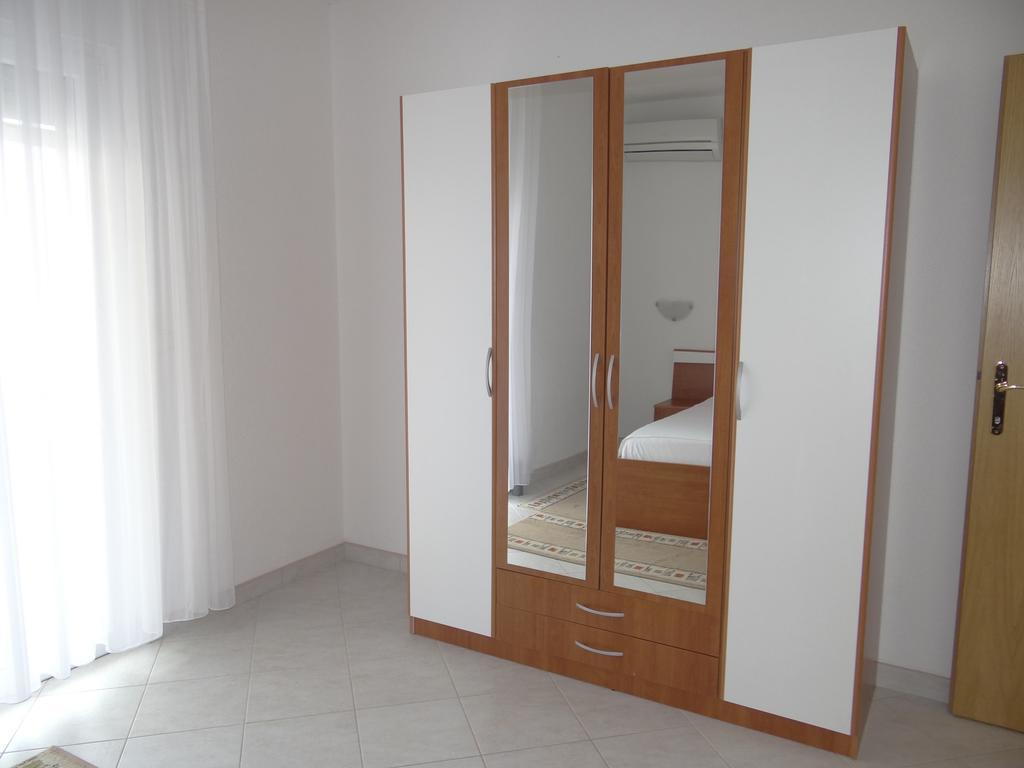Vila Lola Apartmani โตรกีร์ ภายนอก รูปภาพ