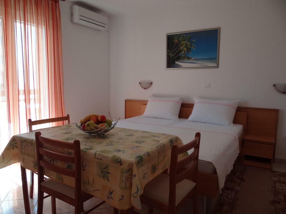 Vila Lola Apartmani โตรกีร์ ภายนอก รูปภาพ