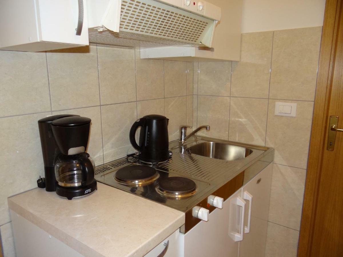 Vila Lola Apartmani โตรกีร์ ภายนอก รูปภาพ