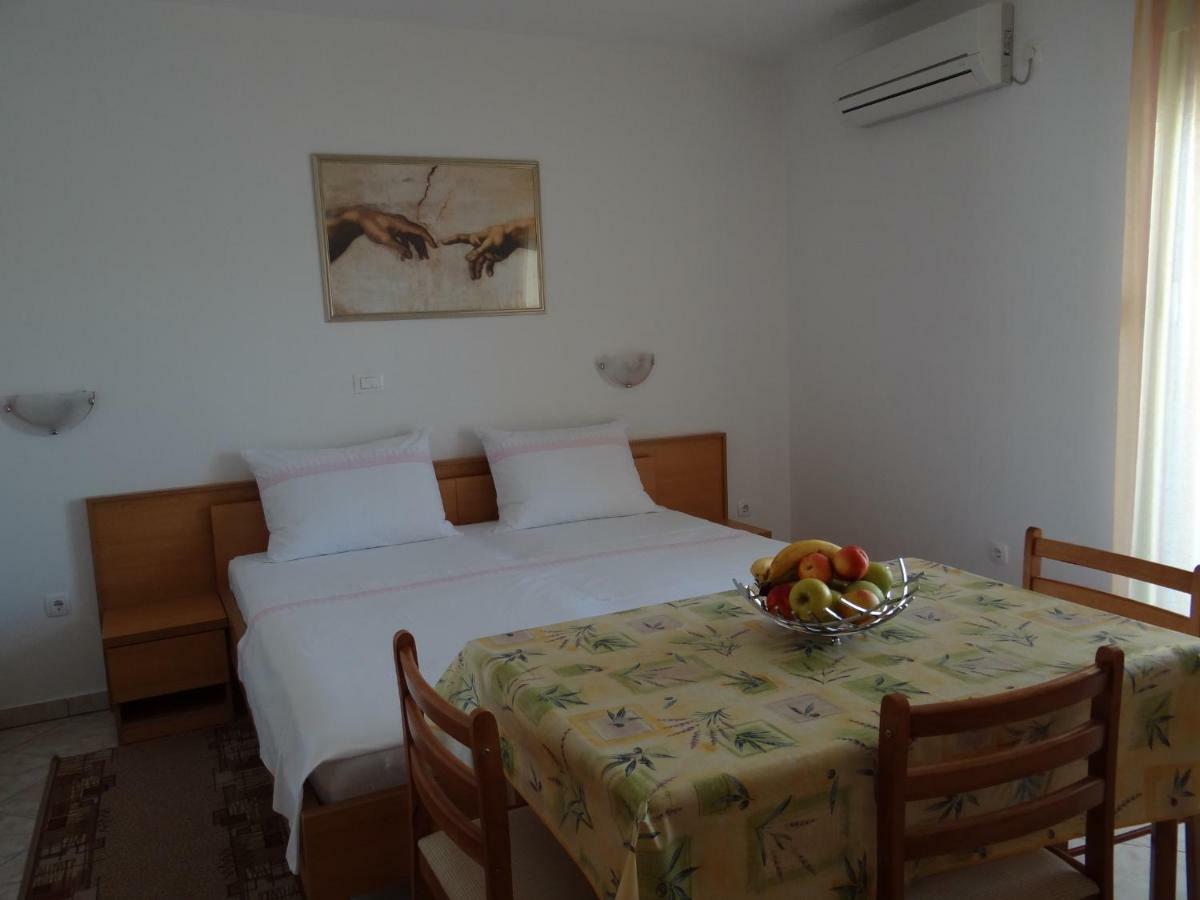 Vila Lola Apartmani โตรกีร์ ภายนอก รูปภาพ