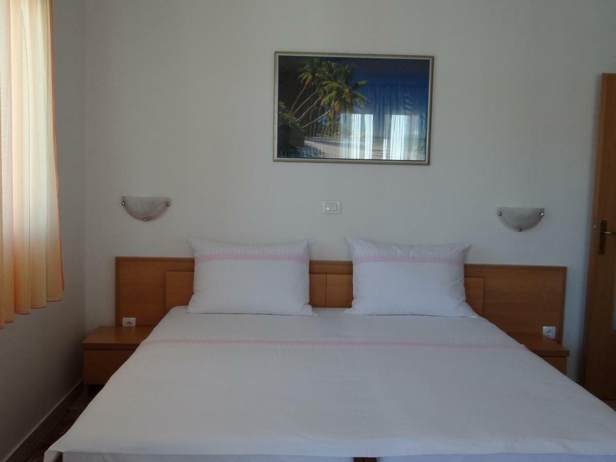 Vila Lola Apartmani โตรกีร์ ภายนอก รูปภาพ