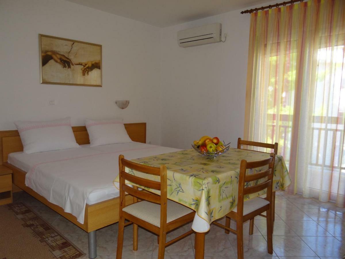 Vila Lola Apartmani โตรกีร์ ภายนอก รูปภาพ
