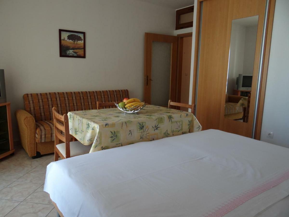 Vila Lola Apartmani โตรกีร์ ภายนอก รูปภาพ