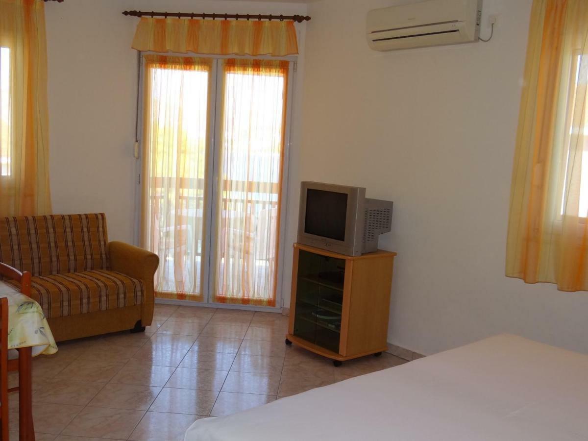 Vila Lola Apartmani โตรกีร์ ภายนอก รูปภาพ