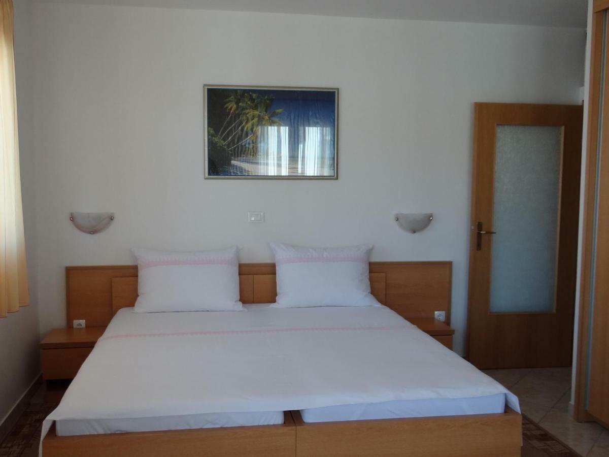 Vila Lola Apartmani โตรกีร์ ภายนอก รูปภาพ