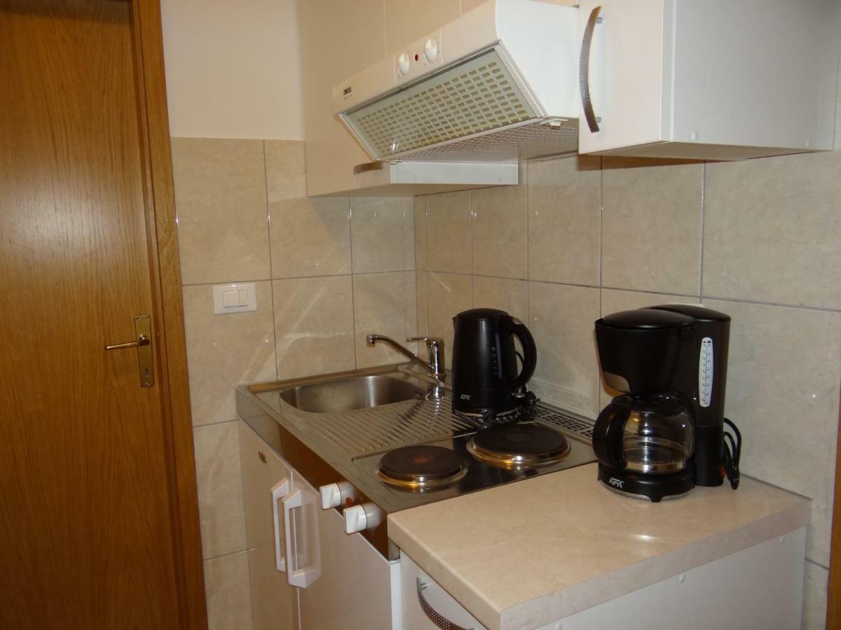 Vila Lola Apartmani โตรกีร์ ภายนอก รูปภาพ