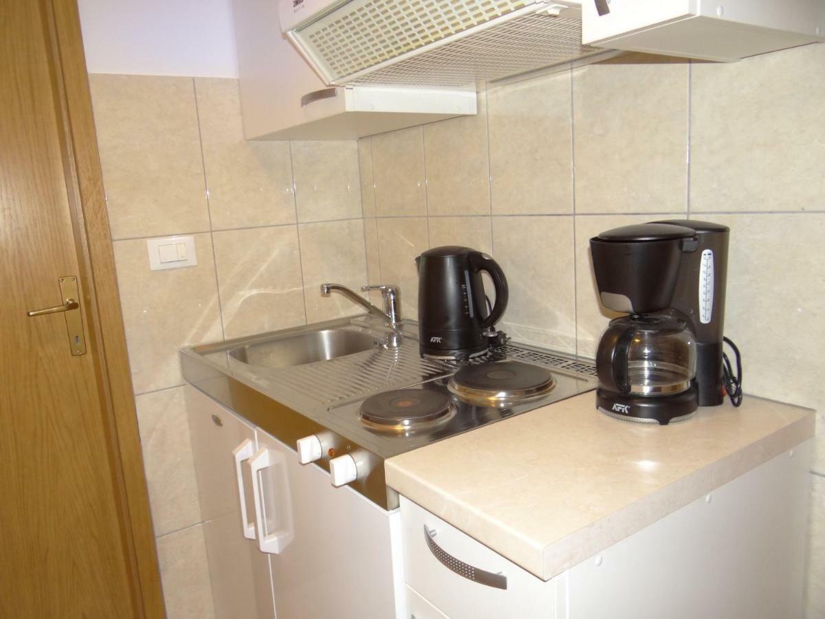 Vila Lola Apartmani โตรกีร์ ภายนอก รูปภาพ