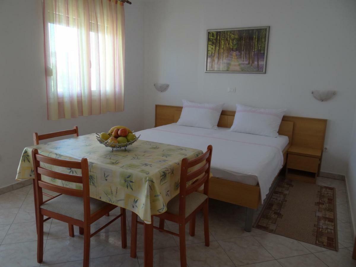 Vila Lola Apartmani โตรกีร์ ภายนอก รูปภาพ
