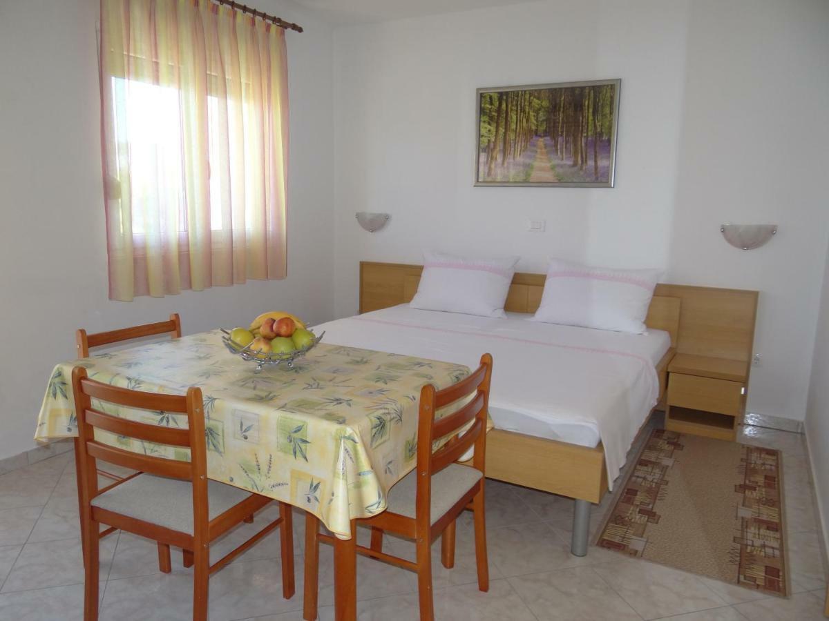 Vila Lola Apartmani โตรกีร์ ภายนอก รูปภาพ