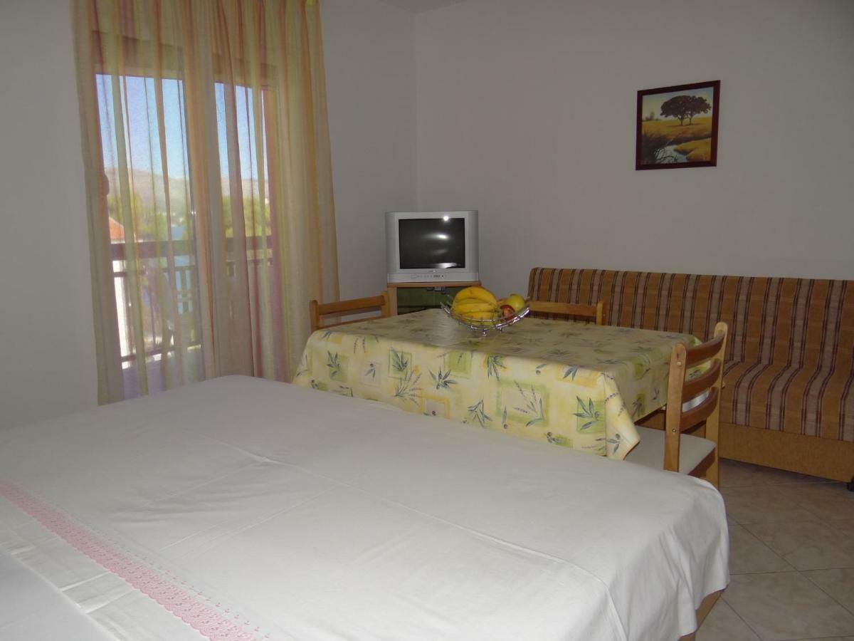 Vila Lola Apartmani โตรกีร์ ภายนอก รูปภาพ
