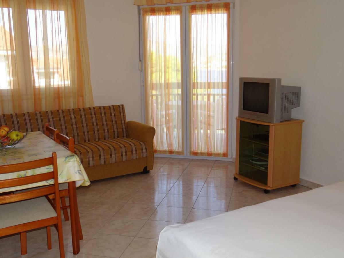 Vila Lola Apartmani โตรกีร์ ภายนอก รูปภาพ