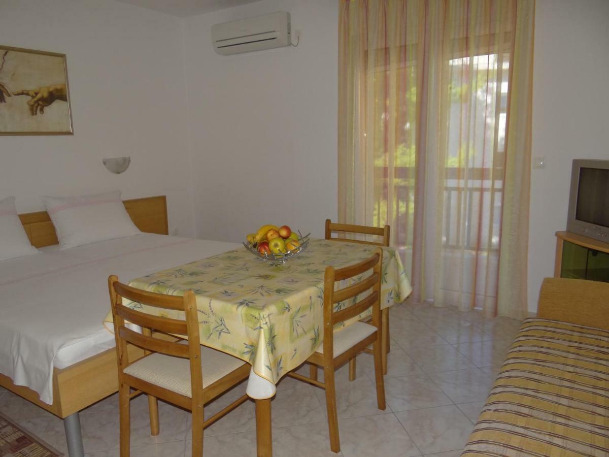 Vila Lola Apartmani โตรกีร์ ภายนอก รูปภาพ