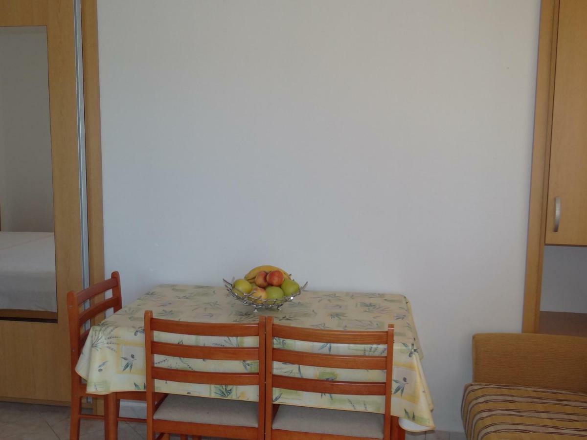 Vila Lola Apartmani โตรกีร์ ภายนอก รูปภาพ
