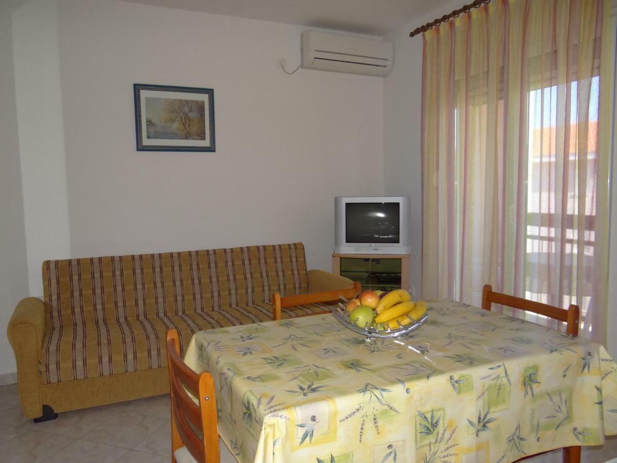 Vila Lola Apartmani โตรกีร์ ภายนอก รูปภาพ