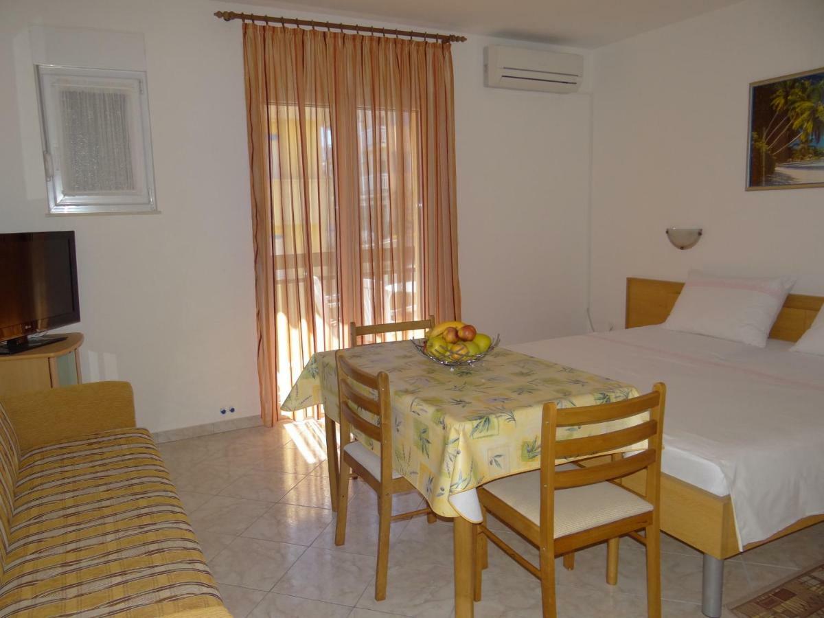 Vila Lola Apartmani โตรกีร์ ภายนอก รูปภาพ